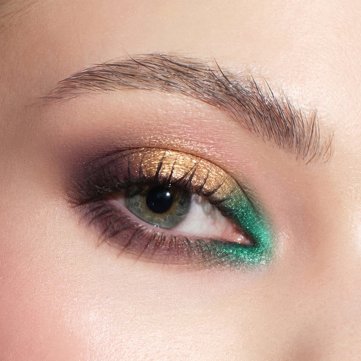 backstage-artistry-luxe-eye-quad-22-22-2026_PMG_Eyes_BQ_Emerald_Macro_LS_Edits_Biel_2_e3f57c8f-174d-46e8-aeae- Backstage Artistry Luxe Eye Quad