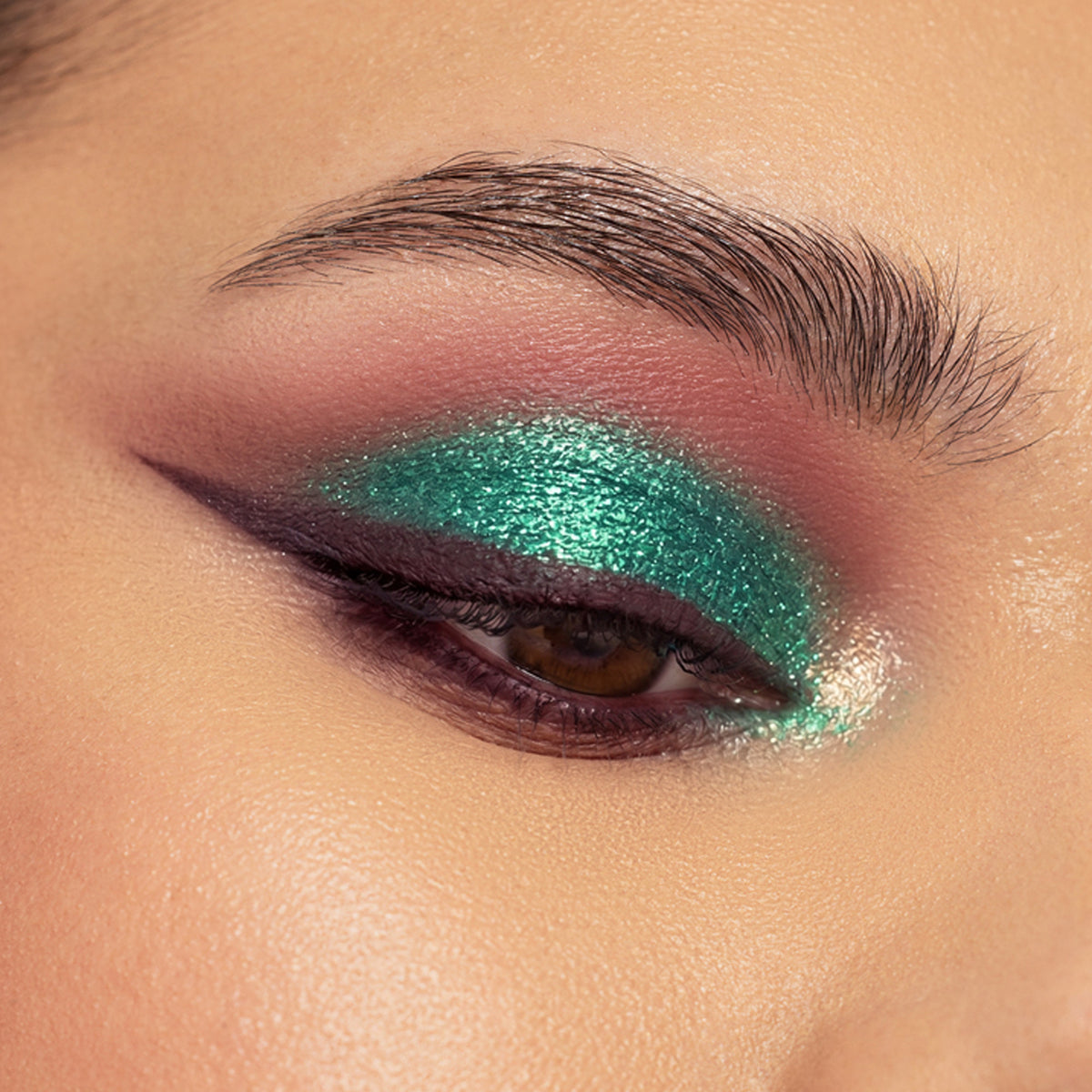 backstage-artistry-luxe-eye-quad-23-23-2026_PMG_Eyes_BQ_Emerald_Macro_MS_Edits_Biel_1_1c108134-4f9f-4fc2-9f99- Backstage Artistry Luxe Eye Quad