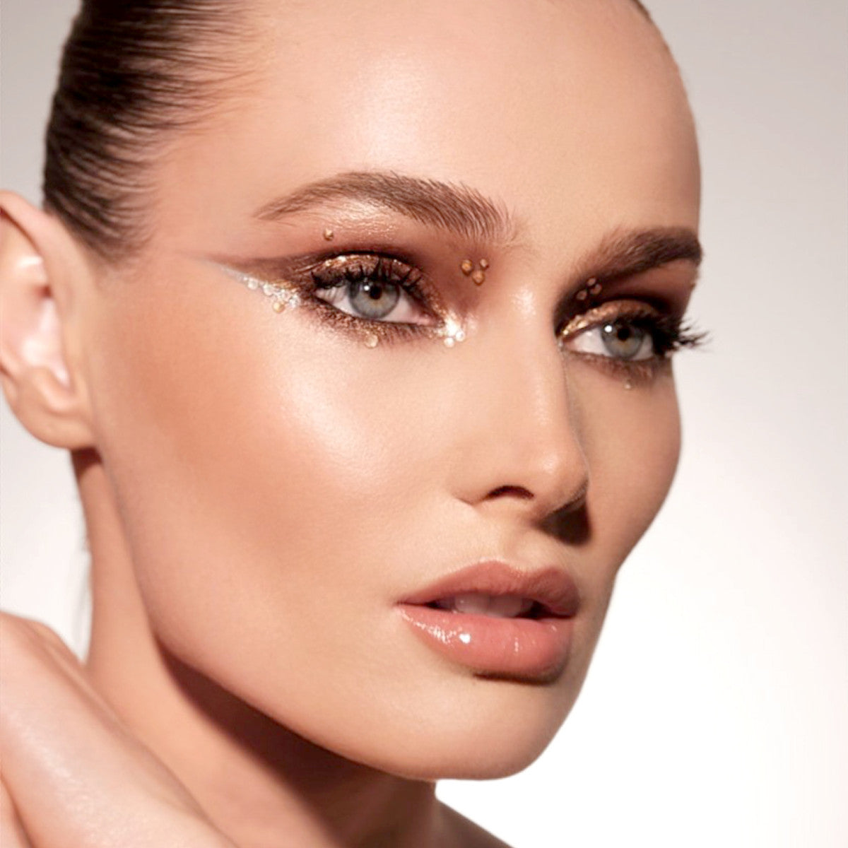 skin-fetish-divine-bronzer-25-25-20230215_pmg_face_bronzer_SHADE1_edit_anastasia_alex_look2_3_1x1_NAKED_DESIRE Skin Fetish: Divine Bronzer