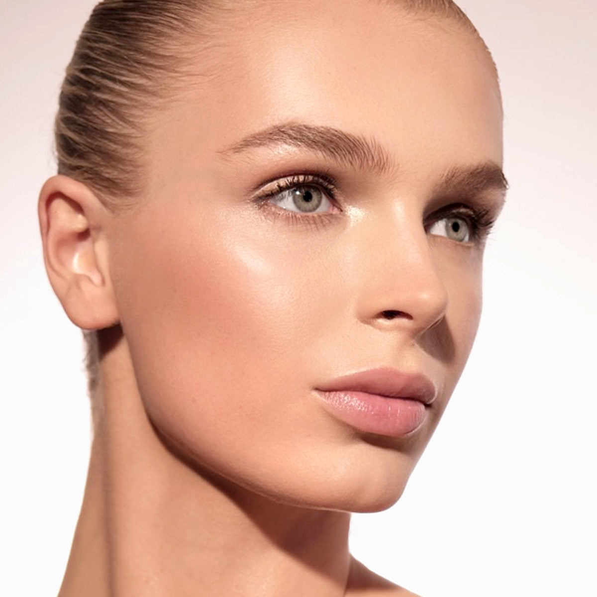 skin-fetish-divine-bronzer-26-26-20230221_pmg_face_bronzer_SHADE2_edit_kylie_alex_look1_4_1x1_NUDE_HONEY Skin Fetish: Divine Bronzer