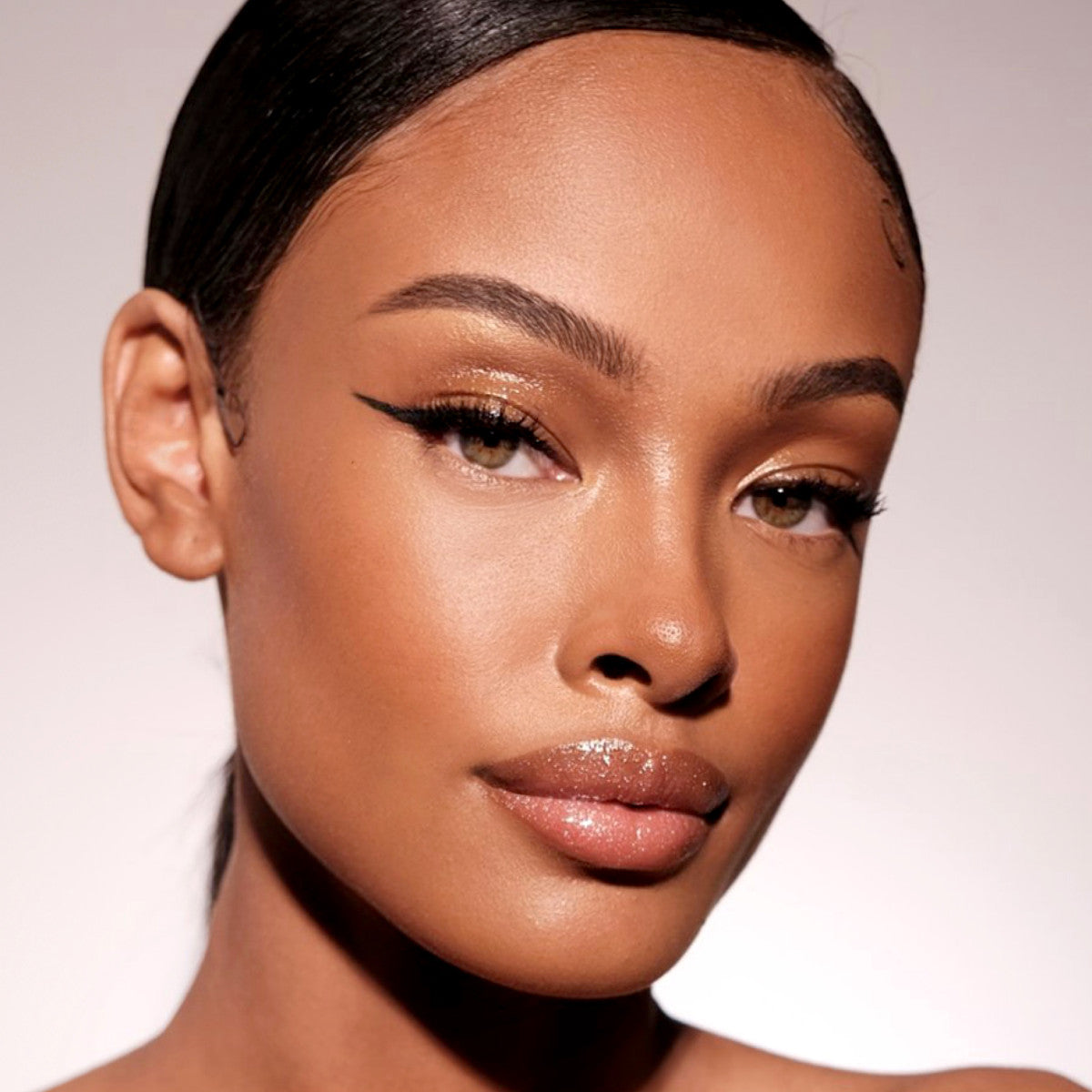 skin-fetish-divine-bronzer-29-29-20230217_pmg_face_bronzer_SHADE5_edit_vinetria_alex_look1_11_1x1_DESERT_GLOW Skin Fetish: Divine Bronzer